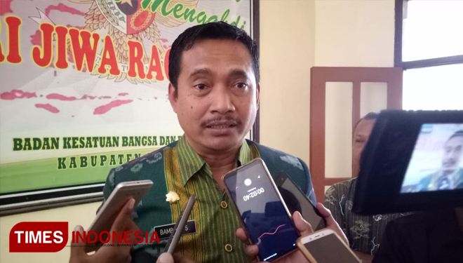 Kepala Bakesbangpol Bangkalan, Bambang Setiawan ketika diwawancarai awak media. (FOTO: Doni Heriyanto/TIMES Indonesia)