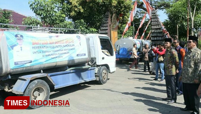 Pemkab Bangkalan mengirim 6 armada bantuan air bersih ke desa-desa di Kecamatan Kokop dan Kecamatan Kwanyar yang terdampak bencana kekeringan. (FOTO: Pemkab Bangkalan for TIMES Indonesia)