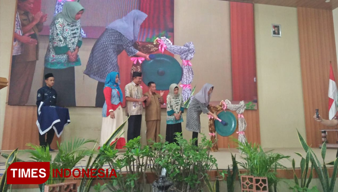 Dirjen IKMA Kemenperin RI, Gati Wibawaningsih membuka Bimtek di Ponpes Nurul Jadid dengan memukul gong (foto: Yahya/TIMES Indonesia) 