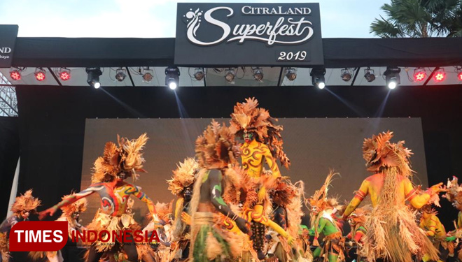 Penampilan Sasak Magelang dalam CitraLand Superfest 2019. Cross culture ini kembali hadir menghibur khalayak Surabaya dalam penampilan ragam budaya antar negara di G Walk Stage, CitraLand, Minggu (21/7/2019). (Foto: Lely Yuana/TIMES Indonesia)