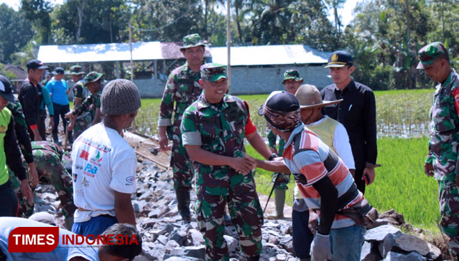 Komandan Satgas TMMD 105 Banyuwangi, Letkol Inf Ruli Nuryanto di lokasi pembangunan jalan. (Foto: Agung Sedana/ TIMES Indonesia)