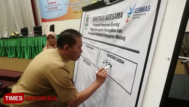Sekda Kabupaten Malang, Ir Didk Muljono MT saat menandatangani komitmen bersama mengurangi angka stunting. (FOTO: Binar Gumilang/TIMES Indonesia)