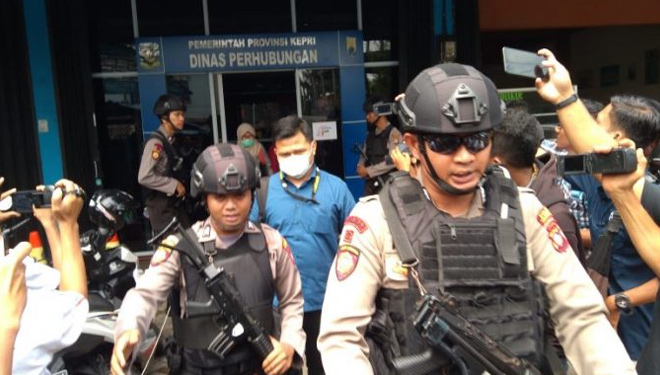 Anggota Polres Tanjungpinang mengawal tim KPK yang baru selesai menggeledah kantor Dishub Kepri di Tanjungpinang. (Foto: Istimewa)
