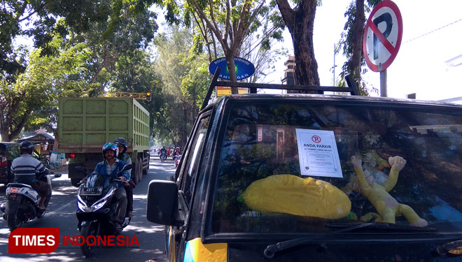 Stiker peringatan dari Dishub Lamongan tertempel pada mobil yang parkir di bahu jalan depan RSUD dr. Soegiri Lamongan, Selasa (23/7/2019). (FOTO: MFA Rohmatillah/TIMES Indonesia)