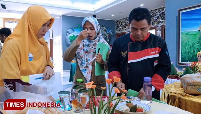 Tim juri Festival pangan lokal Bontang sedang melakukan penilaian  (Foto: Kusnadi /TIMES Indonesia)