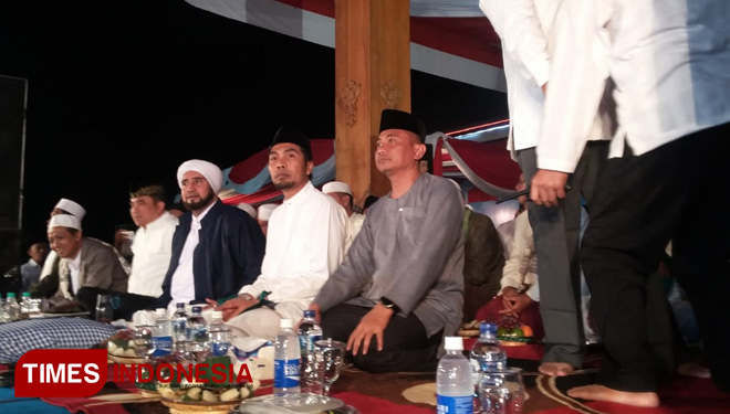 Habib Syekh memimpin sholawat ribuan warga Kabupaten Madiun di halaman Pendapa Rangga Djumena. (Foto: Nurdin Ariyanto/TIMES Indonesia)