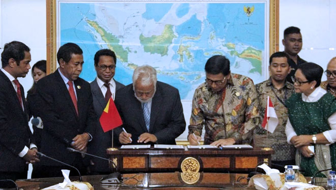 Menko Polhukam Wiranto dan Ketua Perunding Perbatasan Timor Leste, Kay Rala Xanana Gusmao menandatangani kesepakatan batas darat kedua negara, di kantor Kemenko Polhukam, Jakarta, Senin (22/7/2019). (Foto: Kemenko Polhukam)