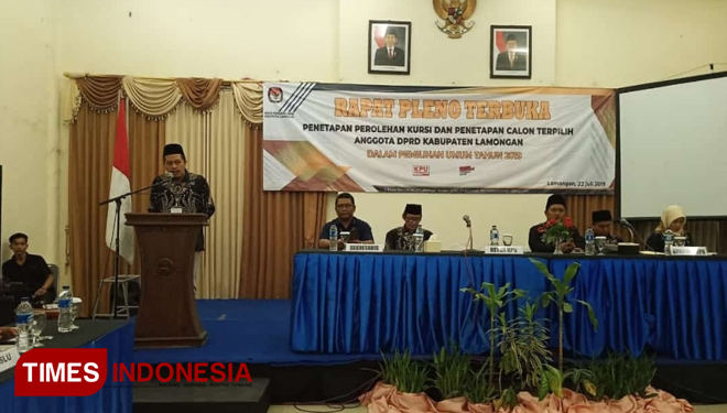 Ketua KPU Lamongan, Mahrus Ali menyampaikan sambutan pada rapat pleno penetapan anggota DPRD terpilih, di Hotel Grand Mahkota Lamomgan, Senin (22/7/2019). (FOTO: MFA Rohmatillah/TIMES Indonesia)