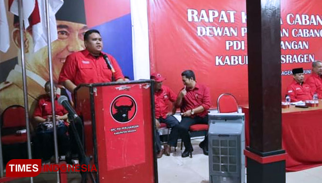 Ketua DPC PDIP Sragen, Untung Wibowo Sukowati di depan para kader. (Foto: Mukhtarul Hafidh/TIMES Indonesia)