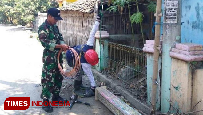PLN Kabupaten Tegal melakukan pemasangan arrester di lokasi TMMD Reguler 105 Kodim 0712 Tegal. (FOTO: AJP/TIMES Indinesia)