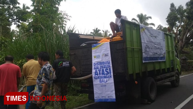 Air semakin menjadi kebutuhan mendesak di Kabupaten Karangasem, Bali. Musim kemarau yang telah berlangsung cukup lama dan menjelang puncaknya diperkirakan akan semakin menyulitkan warga dalam mendapatkan pasokan air bersih dari alam.