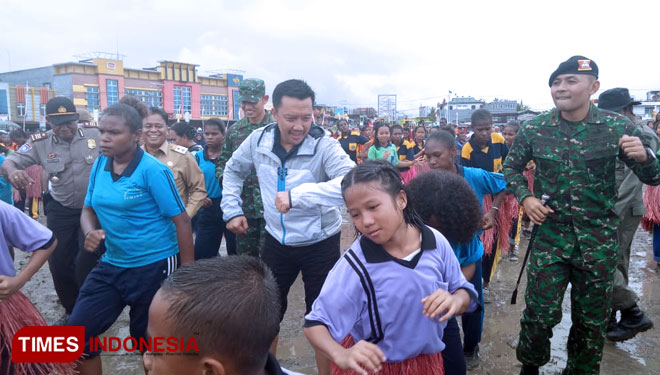 Menteri Pemuda dan Olahraga Imam Nahrawi menari seka massal bersama masyarakat di Lapangan Eks Pasar Swadaya, Jalan Yos Sudarso Timika, Selasa (23/07/2019). (Foto:Kemenpora RI For TIMES Indonesia)