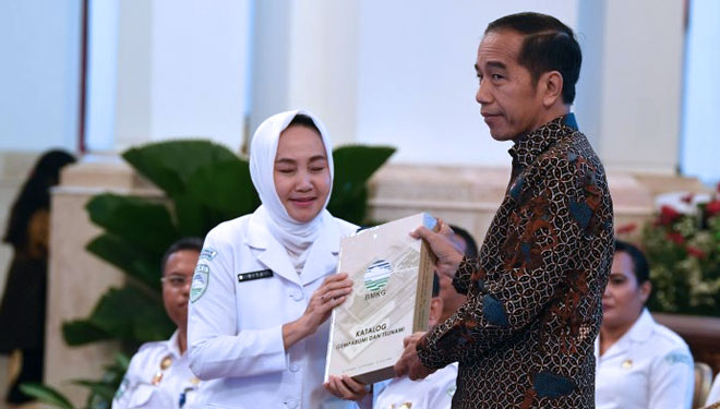 Presiden Jokowi menerima katalog gempa bumi dan tsunami dari Kepala BMKG Dwikorita Karnawati (kiri) di Istana Negara, Jakarta, Selasa (23/7/2019). (Foto: ANTARA FOTO/Wahyu Putro A)