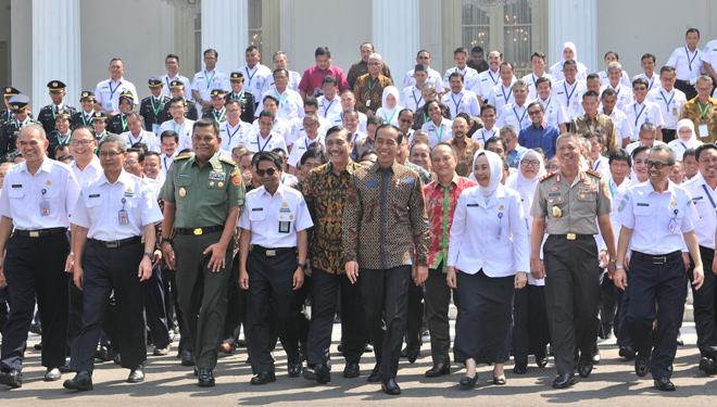 Presiden Jokowi didampingi Menko Kemaritiman bersama para peserta Rakornas BMKG, di halaman Istana Merdeka, Jakarta, Selasa (23/7/2019). (Foto: Setkab RI)
