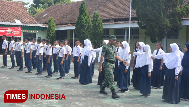 Pelaksanaan pembekalan materi PBB SMP dan SMA Kartika Jember. (FOTO: AJP/TIMES Indonesia)