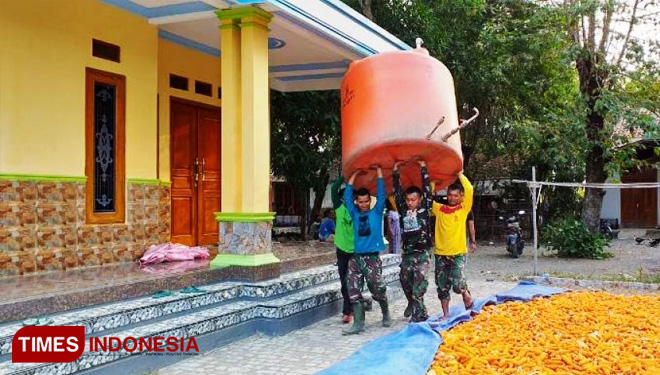 Anggota Satgas TMMD Reguler Tegal menyiapkan tandon air untuk rumah orang tua asuhnya. (FOTO: AJP/TIMES Indonesia)