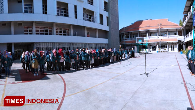 Pelepasan KKN 537 mahasiswa di lapangan UMGB (FOTO: ajp.TIMES Indonesia)