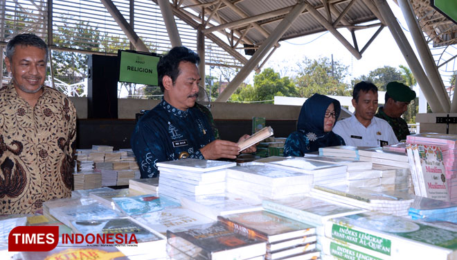 Wakil Bupati Moh Qosim didampingi Kadis Perpustakaan dan Kearsipan Siti Jaiyaroh saat membuka pameran buku di Wahana Ekspresi Poesponegoro (Foto: Akmal/TIMES Indonesia).