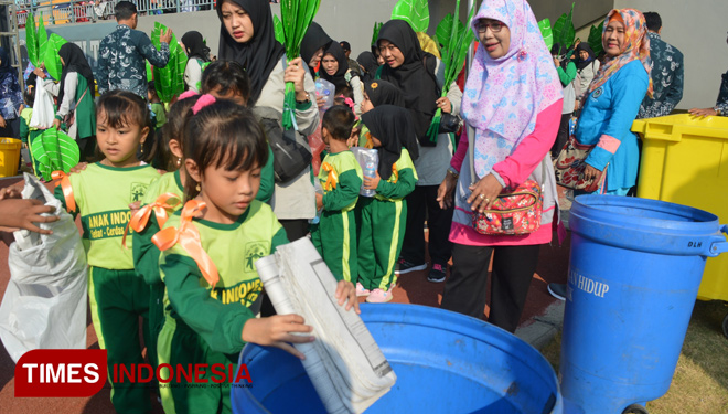 Anak-anak saat mengumpulkan sampah di Hari Anak Nasional (Foto: Akmal/TIMES Indonesia)