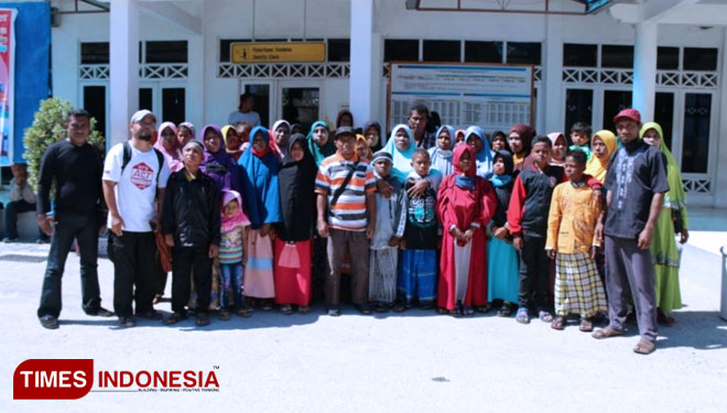 Walau dilepas dengan tangis haru, ke-13 siswa asal Alor itu terus terbang ke tanah Jawa. Mereka berpisah dengan keluarga dan kerabatnya untuk menempuh pendidikan yang lebih baik. (FOTO: ajp.TIMES Indonesia)