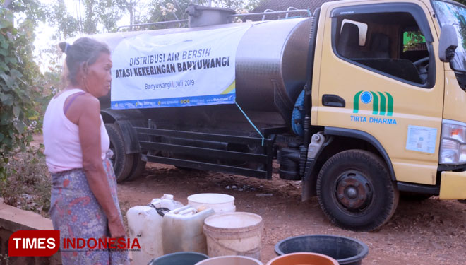 Petugas ACT Jember saat menyalurkan bantuan air bersih kepada warga terdampak kekeringan di Desa Sidowangi, Kecamatan Wongsorejo, Banyuwangi. (Foto : Syamsul Arifin/TIMES Indonesia)