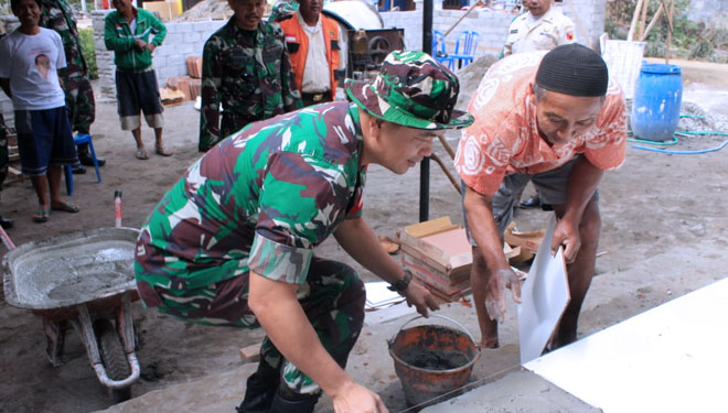 Dandim 0808/Blitar bersama warga Desa Karangbendo Kecamatan Ponggok Kabupaten Blitar memasang keramik di Masjid Darul Istiqomah, Rabu (24/7/2019). ( Foto: Istimewa)