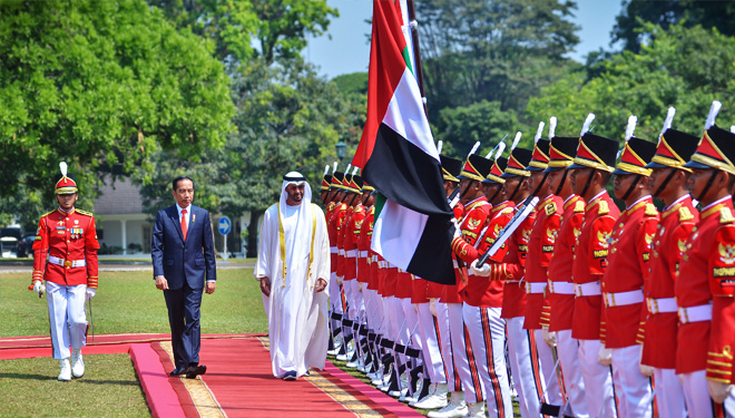 Presiden Jokowi bersama Putra Mahkota Abu Dhabi Sheikh Mohamed Bin Zayed Al disambut pasukan Paspampres saat berkunjung ke Istana Kepresidenan Bogor, Jabar, Rabu (24/7/2019) siang. (FOTO: Setkab RI)
