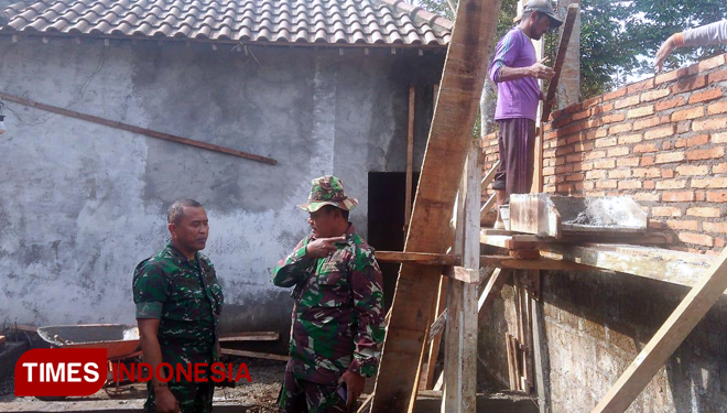 Kasdim 0806/Trenggalek, Mayor Inf Sapto Tiarso memantau renovasi masjid di Dusun Kalitelu, Rabu (24/7/2019). (FOTO: AJP TIMES Indonesia)