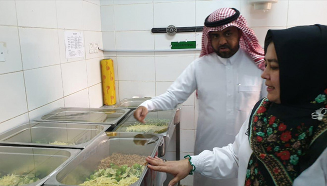 Caption : Direktur Pelayanan Luar Negeri, Sri Ilham Lubis saat mencicipi makanan yang digarap katering di Arab Saudi. (FOTO: Kemenag) 