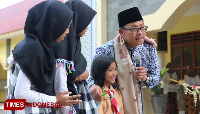 Kedekatan Wali Kota Malang, Sutiaji bersama siswa-siswi sekolah. (FOTO: Humas/TIMES Indonesia)