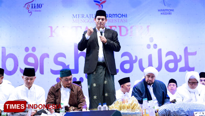 Wali Kota kediri beri sambutan dalam acara Kota Kediri Bersholawat (FOTO: Humas Pemkot Kediri for TIMES Indonesia)