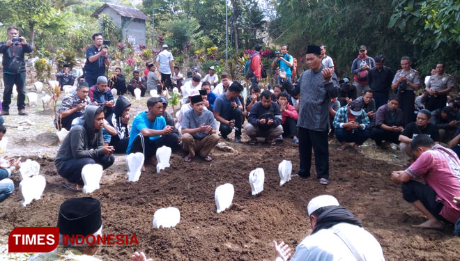 Suasana pemakaman di TPU Desa Junrejo dihadiri ratusan pelayat. (foto: Muhammad Dhani Rahman/TIMES Indonesia) 