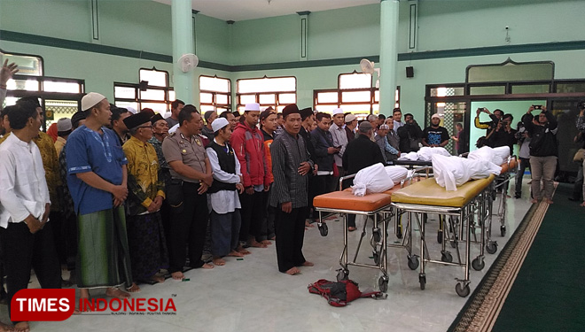 Suasana sholat jenazah di Masjid Al Asy'ari Junrejo yang penuh kesedihan dan air mata. (FOTO: Muhammad Dhani Rahman/TIMES Indonesia) 