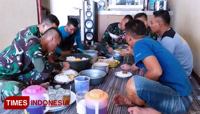 Kebersamaan anggota Satgas TMMD Reguler 105 Tegal dengan masyarakat sasaran TMMD. (FOTO: AJP TIMES Indonesia)