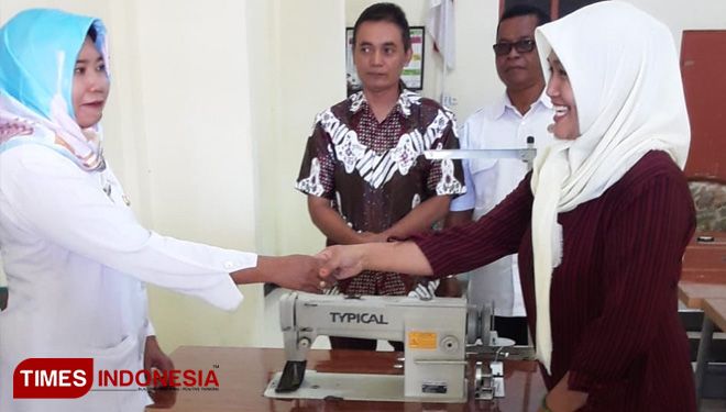 Penyerahan 14 Mesin Jahit oleh Kabid Linjamsos Ponorogo kepada Kelompok Usaha Bersama (KUBE) Desa Plunturan, Kecamatan Pulung Ponorogo. (FOTO: Evita/TIMES Indonesia)