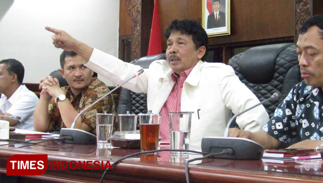 Rektor UIN Sunan Kalijaga Yogyakarta, Prof Yudian Wahyudi (baju putih) dalam diskusi bertema Strategi Pencegahan dan Penegakan Hukum terhadap Aksi Radikalisme dan Terorisme, di DPRD DIY, Kamis (25/7/2019). (FOTO: Dwijo Suyono/TIMES Indonesia)