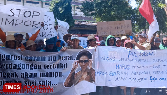 Menolak garam Impor, petani garam Kabupaten Tuban Gelar Demo ke Kantor Diskoperindag, Kamis, (25/7/2019). (Foto: Heru Widi/TIMES Indonesia)