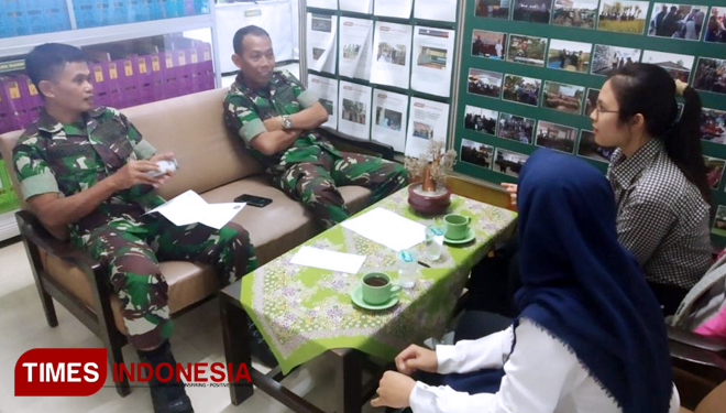 Kasdim 0818 Mayor Inf Teguh Prastowo di dampingi Pasi Ter Kapten Arh Jumawi menerima kunjungan Mahasiswi Universitas Brawijaya Malang. (FOTO: AJP TIMES Indonesia)
