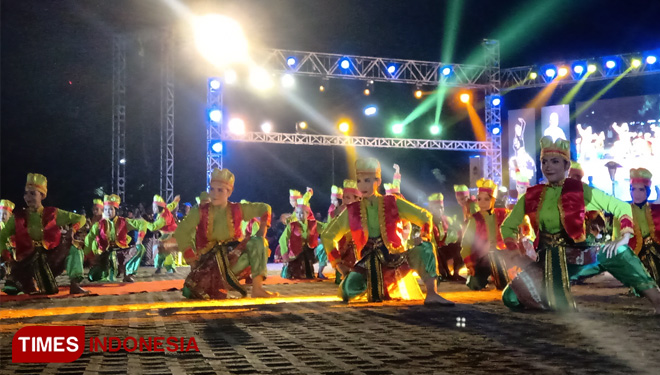 Penampilan seni tari dan jurus pencak silat, saat pembukaan Festival Seni Pencak Silat Nusantara II.( FOTO: Pamula Yohar C/TIMES Indonesia). (FOTO: Pa,kula Yohar/TIMES Indoenesia)