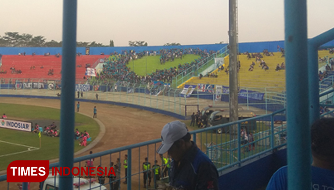 Aksi Aremania di Stadion Kanjuruhan Kabupaten Malang pada Jumat (26/7/2019) (Foto : OVAN SETIAWAN/ TIMES Indonesia) 