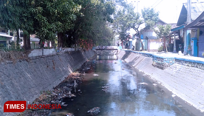 Sungai di kawasan Kecamatan Tembelang yang berminyak dan mengeluarkan warna tak sedap. (FOTO: Moh Ramli/TIMES Indonesia)