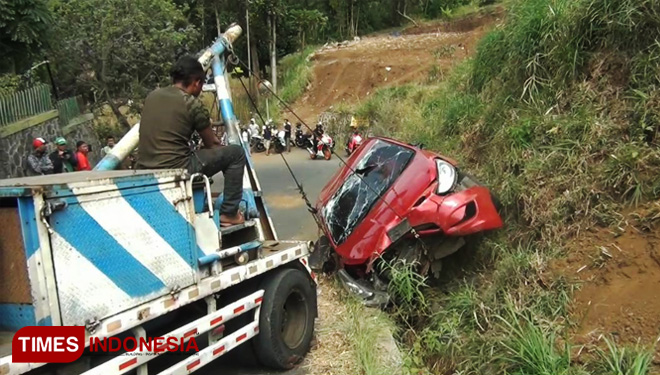 Rem Diduga Blong, Sebuah Mobil Tabrak Sepeda Motor
