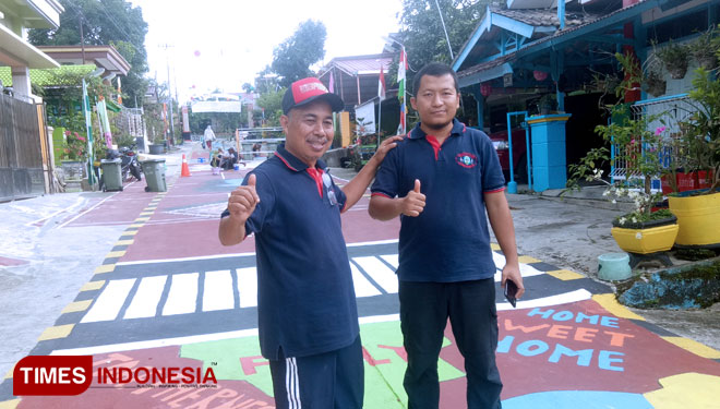 Ketua RT 31, Sukadiun dan Bendaharanya, Eka Wijayanto berfoto di Jalan Bekantan wilayah RT 31 Kelurahan Belimbing Bontang (Foto : Kusnadi /TIMES Indonesia)