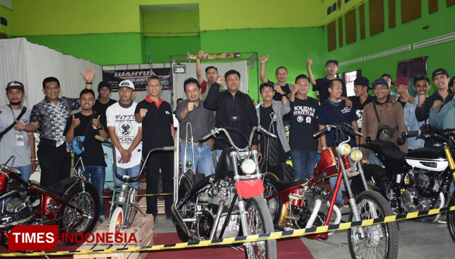 Kepala Diskominfo, Disparbudpora dan Dishub Kabupaten Blitar foto bersama komunitas motor klasik di acara Blitar Garage Showcase, Minggu (28/7/2019). (FOTO: Sholeh/TIMES Indonesia)