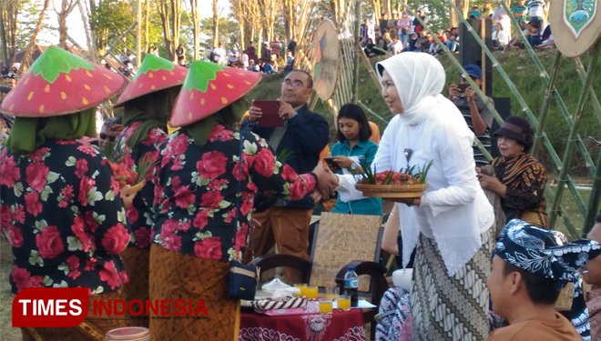Salah satu peserta Kirab menyerahkan hasil bumi kepada Wali Kota, Dra Hj Dewanti Rumpoko MSi. (Aditya Hendra Permana/TIMES Indonesia) 