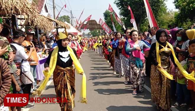 100 Tayub Dancers Follow the Sedekah Bumi Ceremony at Candimulyo Madiun
