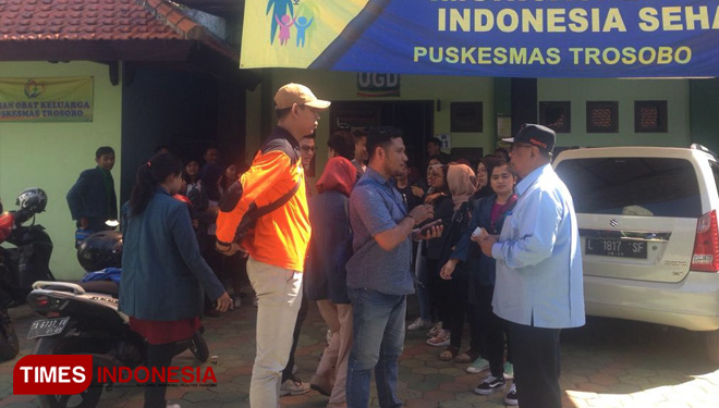Prof. Dr. Syamsul Maarif memberikan arahan kepada mahasiswa dan koordinator KKN Tematik sebelum melakukan sosial mapping, Sabtu (27/7/2019). (FOTO: Suhardi Atika/TIMES Indonesia)