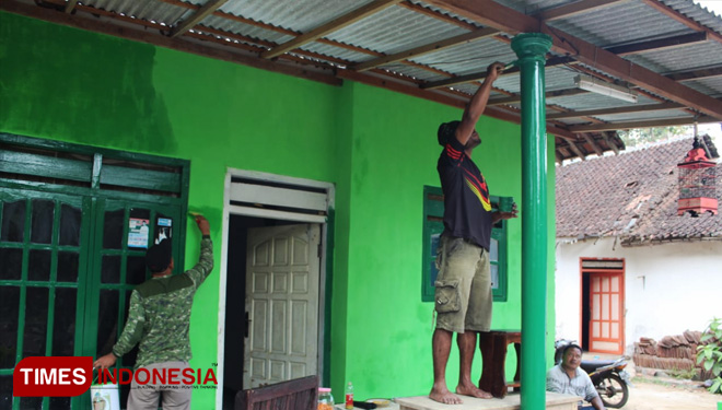 Personel TMMD 105 Banyuwangi Mengecat Rumah  Warga yang 