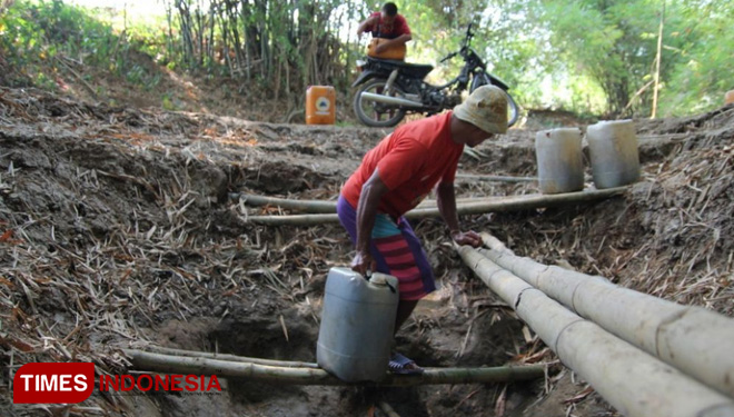 Kekeringan telah melanda Kecamatan Cibarusah, Kabupaten Bekasi, dalam empat bulan terakhir dan diprediksi akan terus berlangsung hingga beberapa bulan ke depan. Kebutuhan air sangat mendesak di kecamatan ini. (FOTO: AJP/TIMES Indonesia)