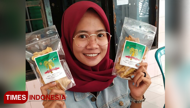 Mahasiswa KKN Unisla menunjukkan Bang Crispy yang sudah dalam kemasan, (FOTO: MFA Rohmatillah/TIMES Indonesia)
